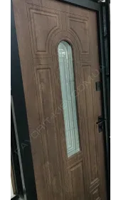 Дверь со стеклопакетом и ковкой черного цвета