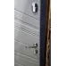 Вигляд зблизька  дверей з ручкою та замками  зсередини