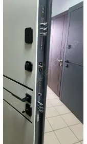 Торец двери с замками и ручкой