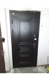 Вхідні двері «Мадрід», чорно-білі, два контури ущільнення, товщина полотна 70 мм